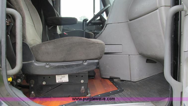 image for item J8528 2002 Freightliner Century Class ST120 semi truck