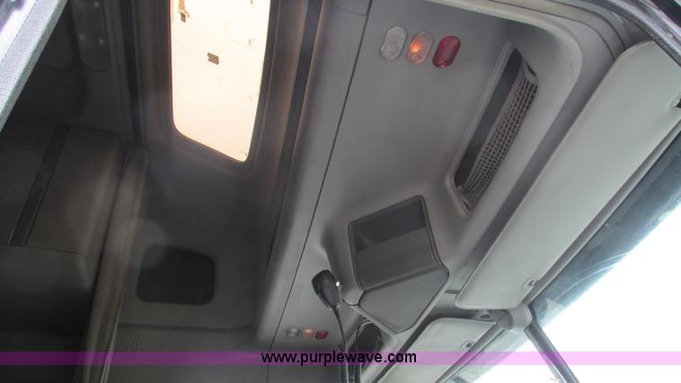 image for item J8528 2002 Freightliner Century Class ST120 semi truck