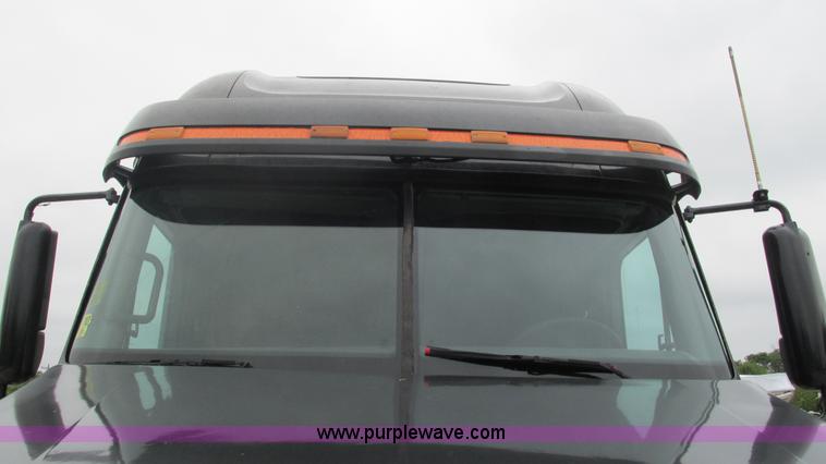 image for item J8528 2002 Freightliner Century Class ST120 semi truck