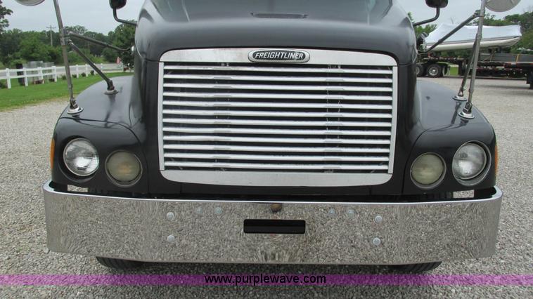 image for item J8528 2002 Freightliner Century Class ST120 semi truck