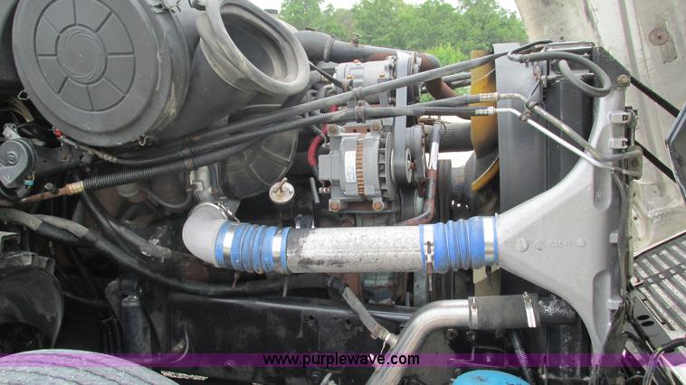 image for item J8528 2002 Freightliner Century Class ST120 semi truck