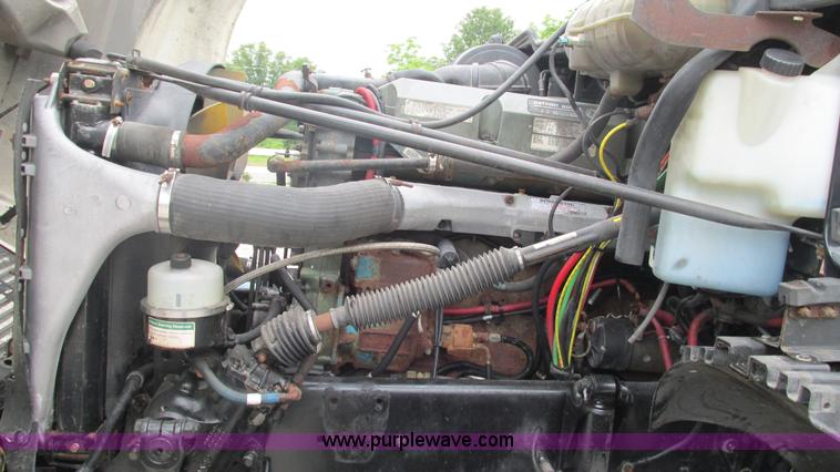 image for item J8528 2002 Freightliner Century Class ST120 semi truck