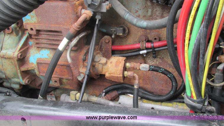 image for item J8528 2002 Freightliner Century Class ST120 semi truck