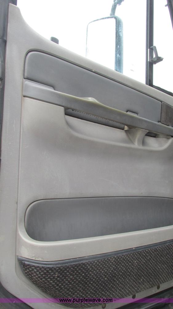 image for item J8528 2002 Freightliner Century Class ST120 semi truck