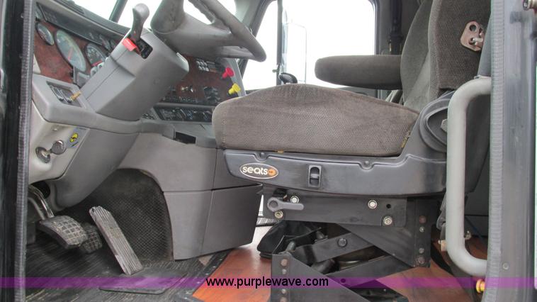 image for item J8528 2002 Freightliner Century Class ST120 semi truck