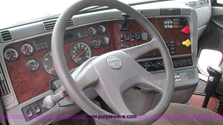 image for item J8528 2002 Freightliner Century Class ST120 semi truck