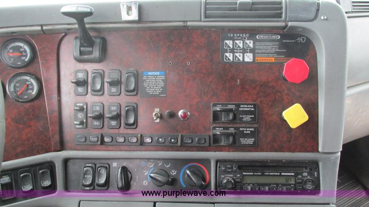 image for item J8528 2002 Freightliner Century Class ST120 semi truck