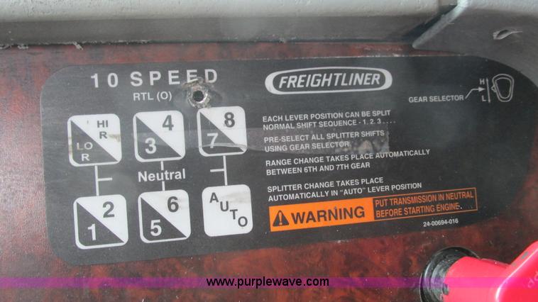 image for item J8528 2002 Freightliner Century Class ST120 semi truck