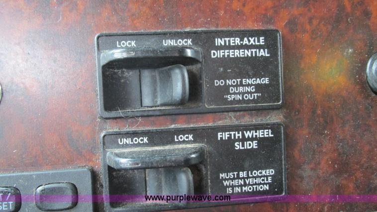 image for item J8528 2002 Freightliner Century Class ST120 semi truck