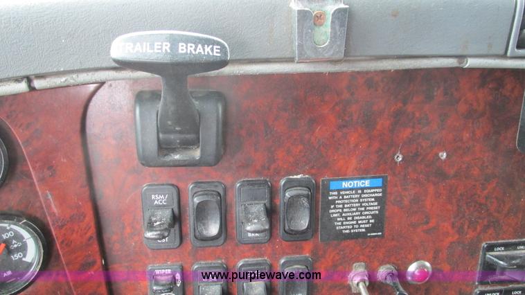 image for item J8528 2002 Freightliner Century Class ST120 semi truck