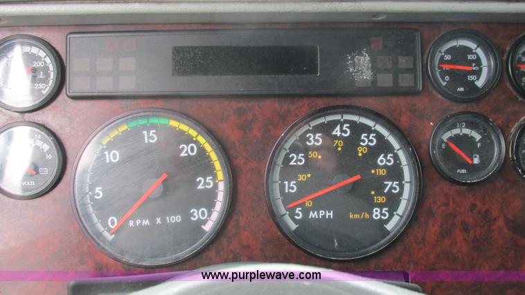 image for item J8528 2002 Freightliner Century Class ST120 semi truck