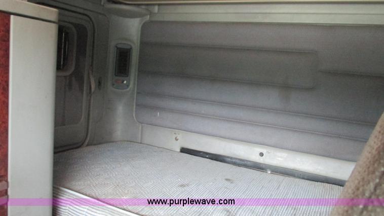 image for item J8528 2002 Freightliner Century Class ST120 semi truck