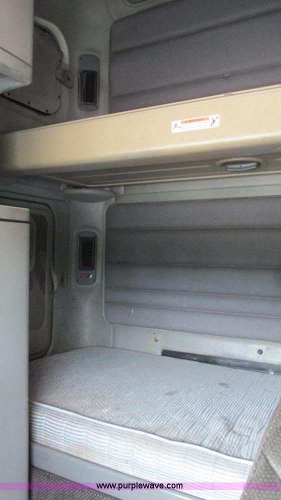 image for item J8528 2002 Freightliner Century Class ST120 semi truck