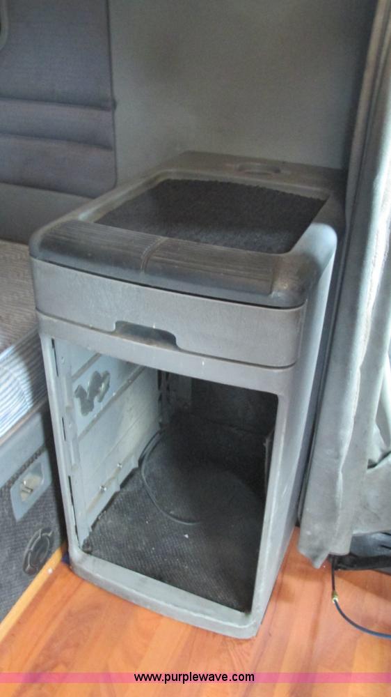 image for item J8528 2002 Freightliner Century Class ST120 semi truck