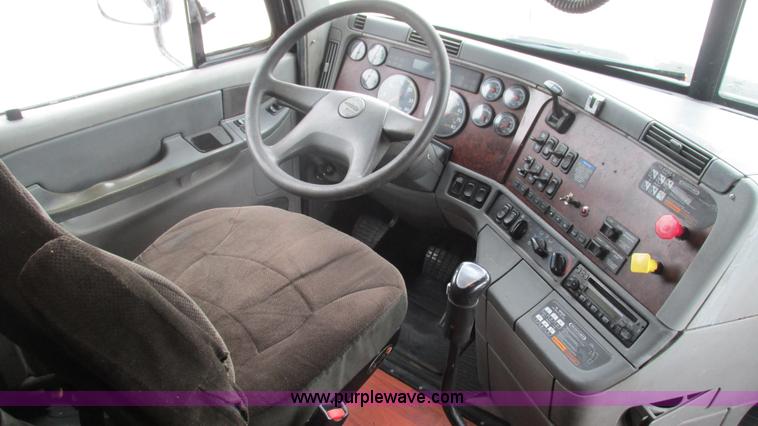 image for item J8528 2002 Freightliner Century Class ST120 semi truck