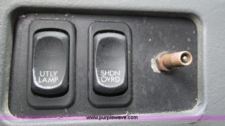 image for item J8528 2002 Freightliner Century Class ST120 semi truck