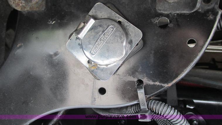 image for item J8528 2002 Freightliner Century Class ST120 semi truck