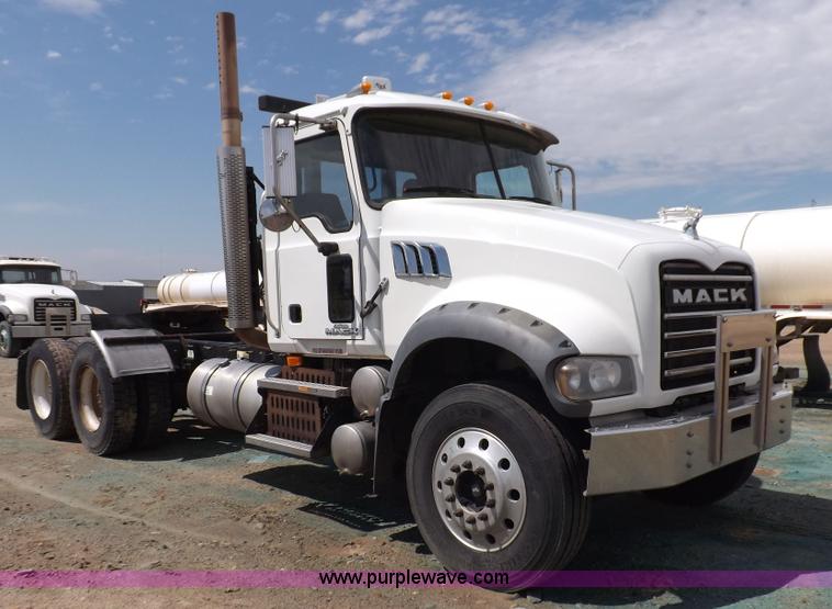 image for item K3868 2008 Mack GU713 semi truck