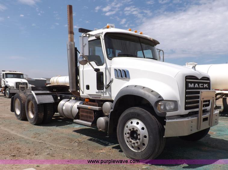 image for item K3868 2008 Mack GU713 semi truck