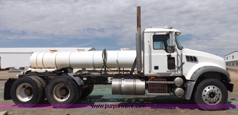 image for item K3868 2008 Mack GU713 semi truck