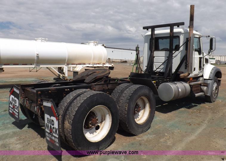 image for item K3868 2008 Mack GU713 semi truck