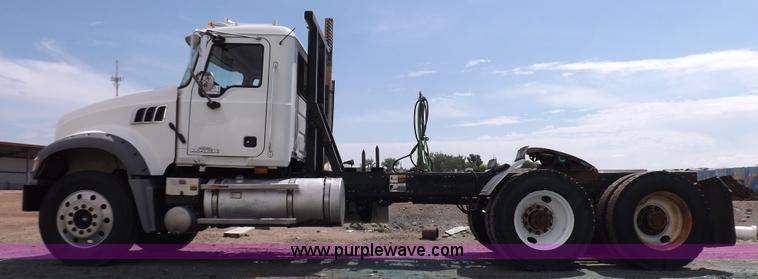 image for item K3868 2008 Mack GU713 semi truck