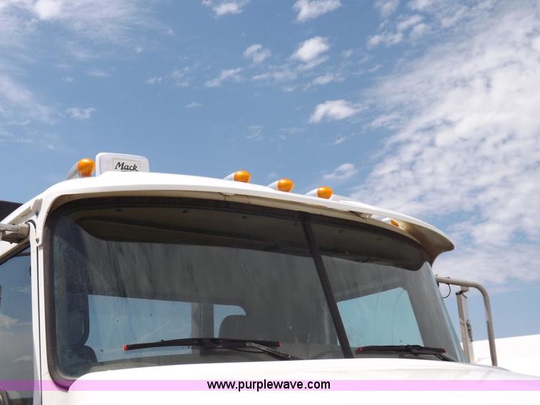 image for item K3868 2008 Mack GU713 semi truck