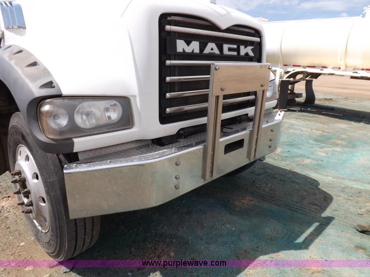 image for item K3868 2008 Mack GU713 semi truck