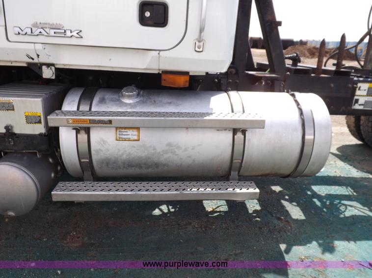 image for item K3868 2008 Mack GU713 semi truck