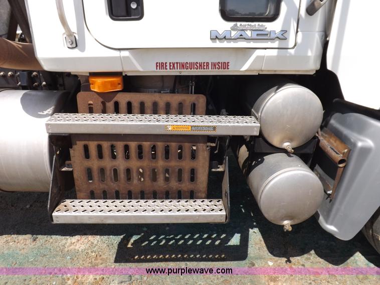 image for item K3868 2008 Mack GU713 semi truck