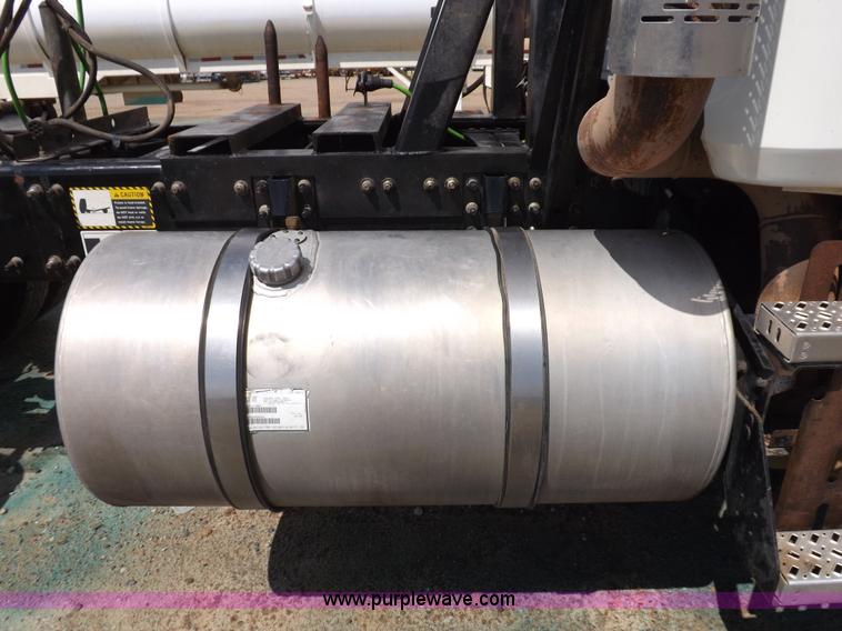 image for item K3868 2008 Mack GU713 semi truck