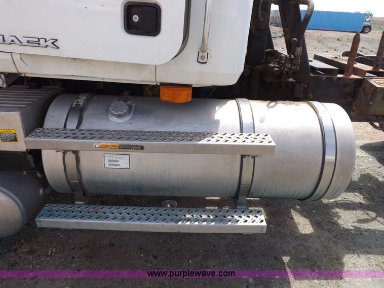 image for item K3893 2008 Mack GU713 truck tractor