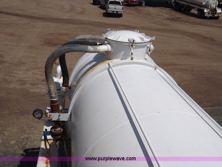 image for item K3894 1994 Falcon VT130B vacuum trailer