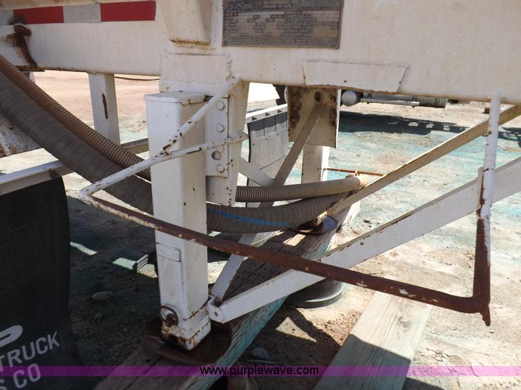 image for item K3894 1994 Falcon VT130B vacuum trailer