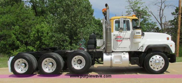 image for item K5080 1998 Mack RD688S semi truck