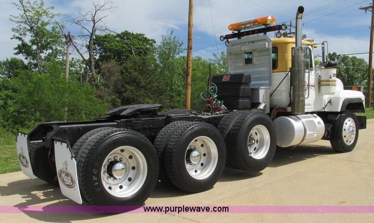 image for item K5080 1998 Mack RD688S semi truck