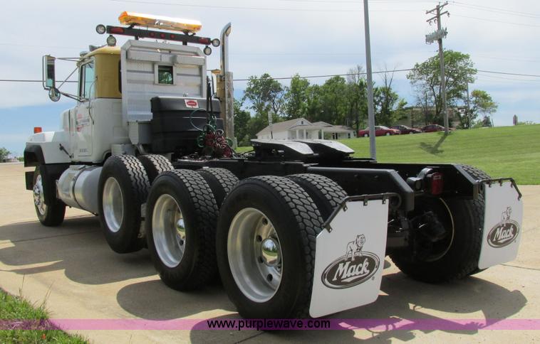 image for item K5080 1998 Mack RD688S semi truck