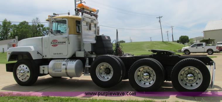 image for item K5080 1998 Mack RD688S semi truck