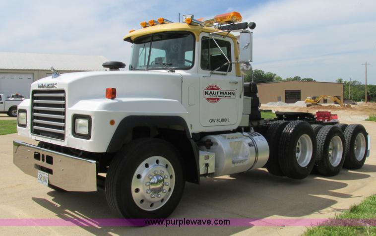 image for item K5080 1998 Mack RD688S semi truck