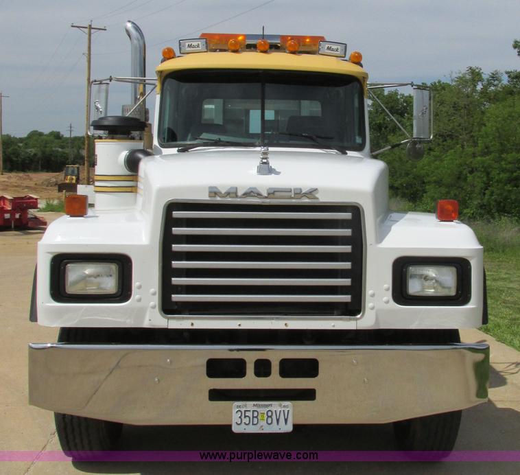 image for item K5080 1998 Mack RD688S semi truck