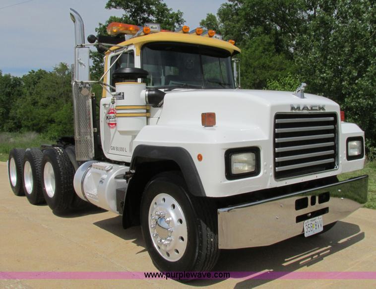 image for item K5080 1998 Mack RD688S semi truck