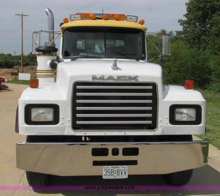 image for item K5080 1998 Mack RD688S semi truck