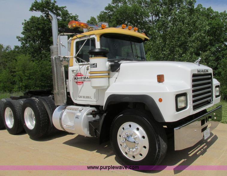 image for item K5080 1998 Mack RD688S semi truck