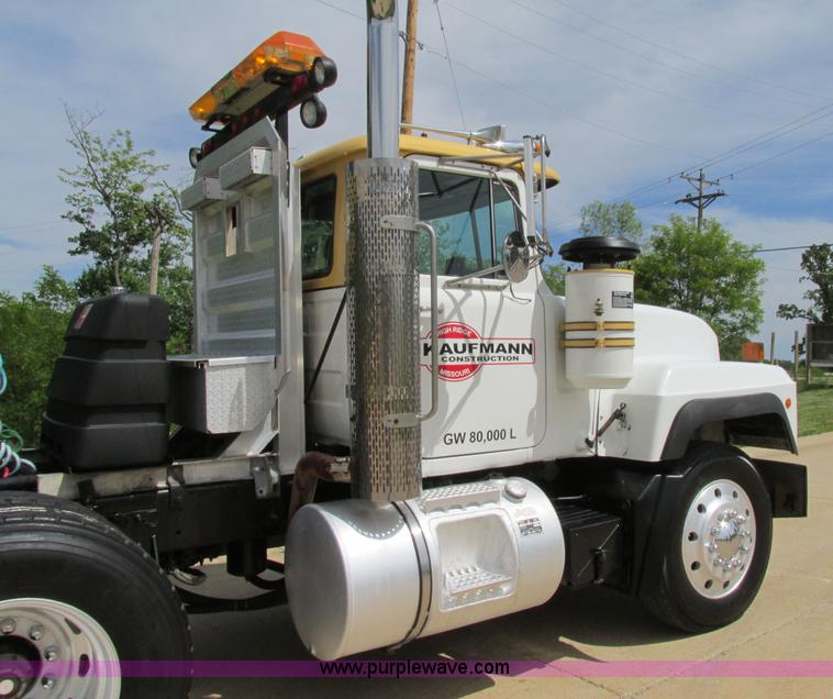 image for item K5080 1998 Mack RD688S semi truck