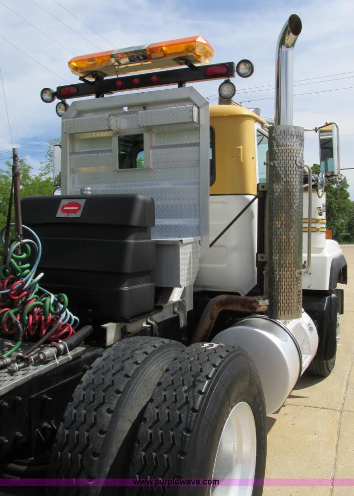 image for item K5080 1998 Mack RD688S semi truck