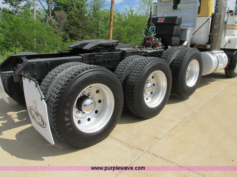 image for item K5080 1998 Mack RD688S semi truck