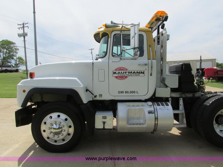 image for item K5080 1998 Mack RD688S semi truck