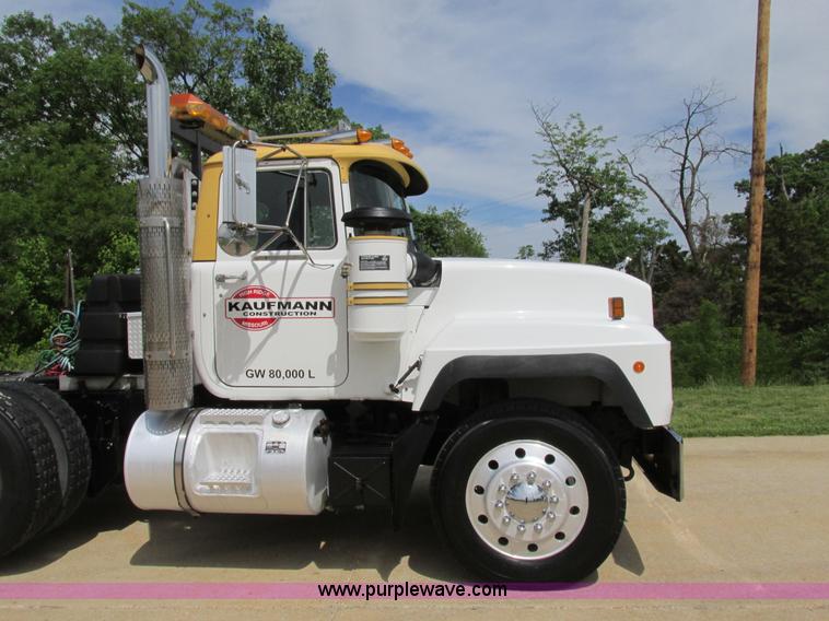 image for item K5080 1998 Mack RD688S semi truck