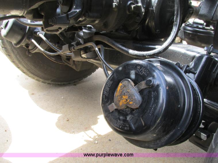 image for item K5080 1998 Mack RD688S semi truck