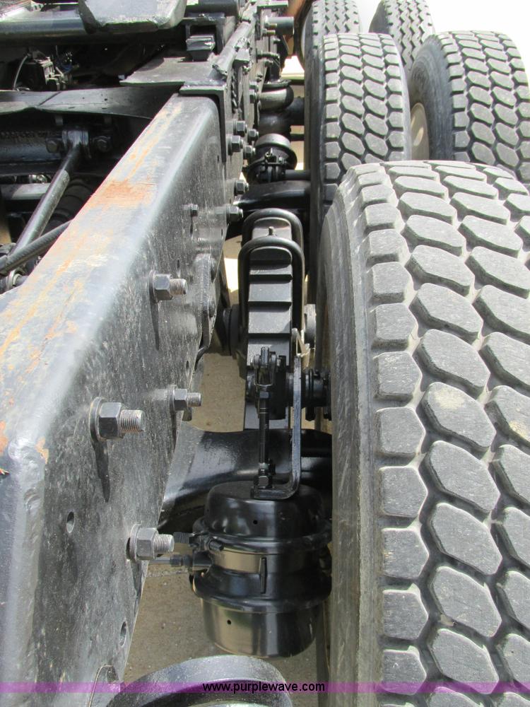 image for item K5080 1998 Mack RD688S semi truck